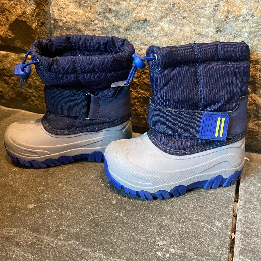 Toddler size 9 winter snow boots